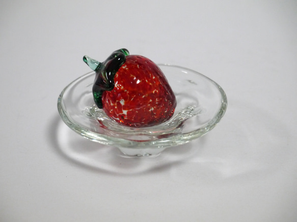 玻璃杯中的水果 盤子裡的草莓 NEW 第4張的照片