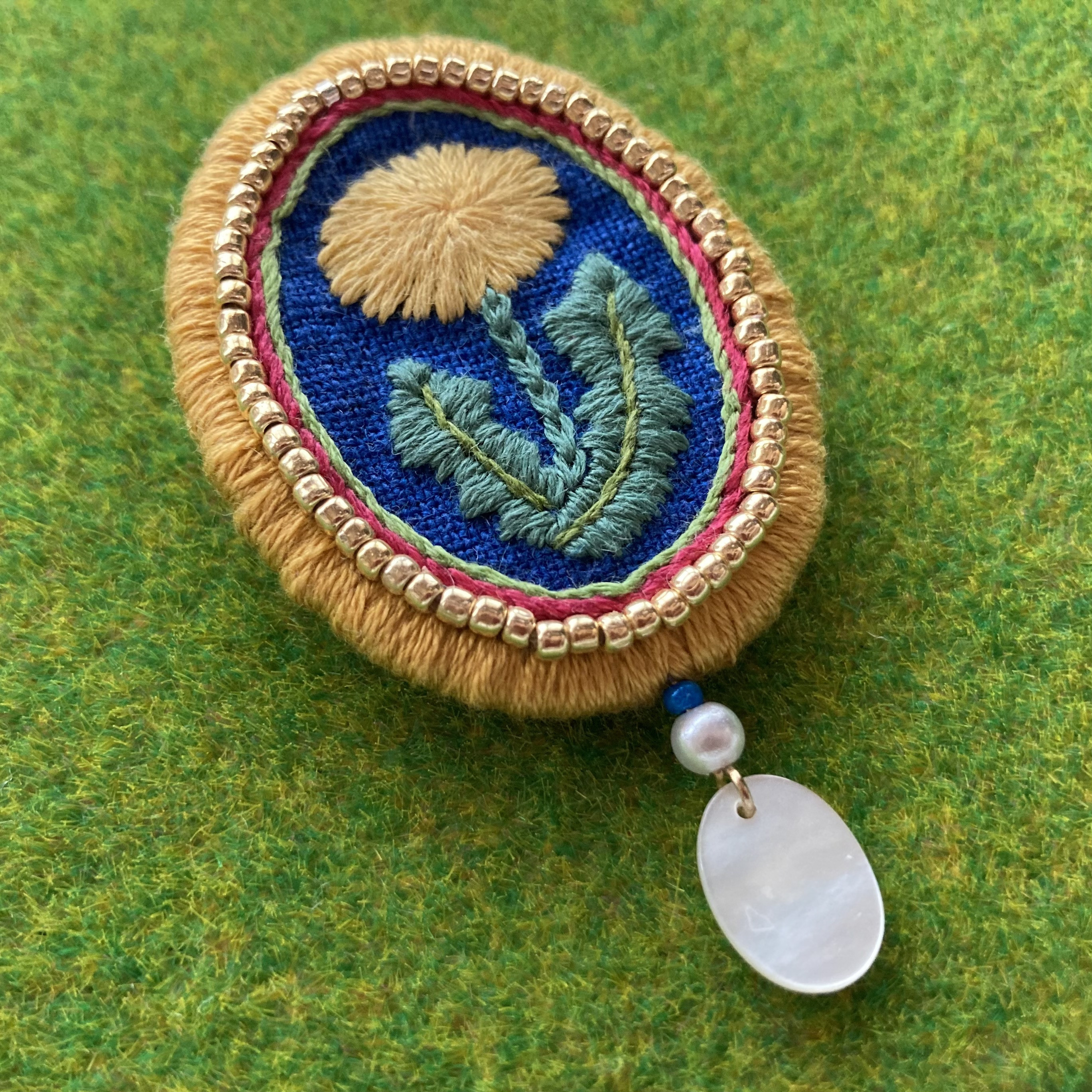 たんぽぽのエンブレム風手刺繍ブローチ