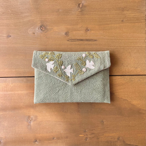 シロツメクサと小鳥】手刺繍ブックポーチ〈レター型・みどり