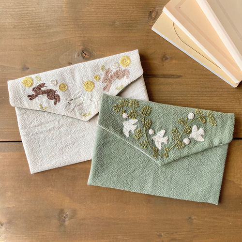 シロツメクサと小鳥】手刺繍ブックポーチ〈レター型・みどり