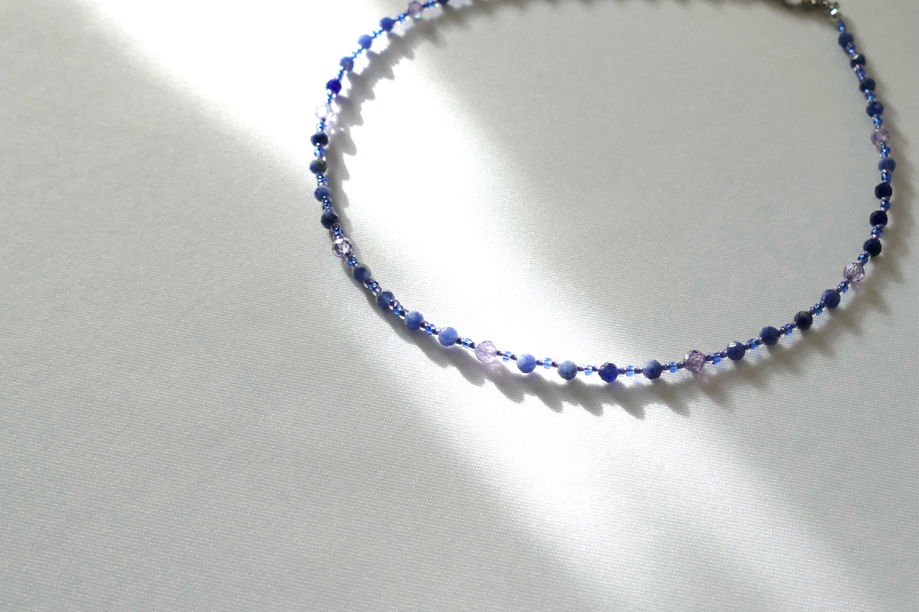 きらめく紫陽花色　青紫のビーズネックレス　ソーダライト　紫陽花2025