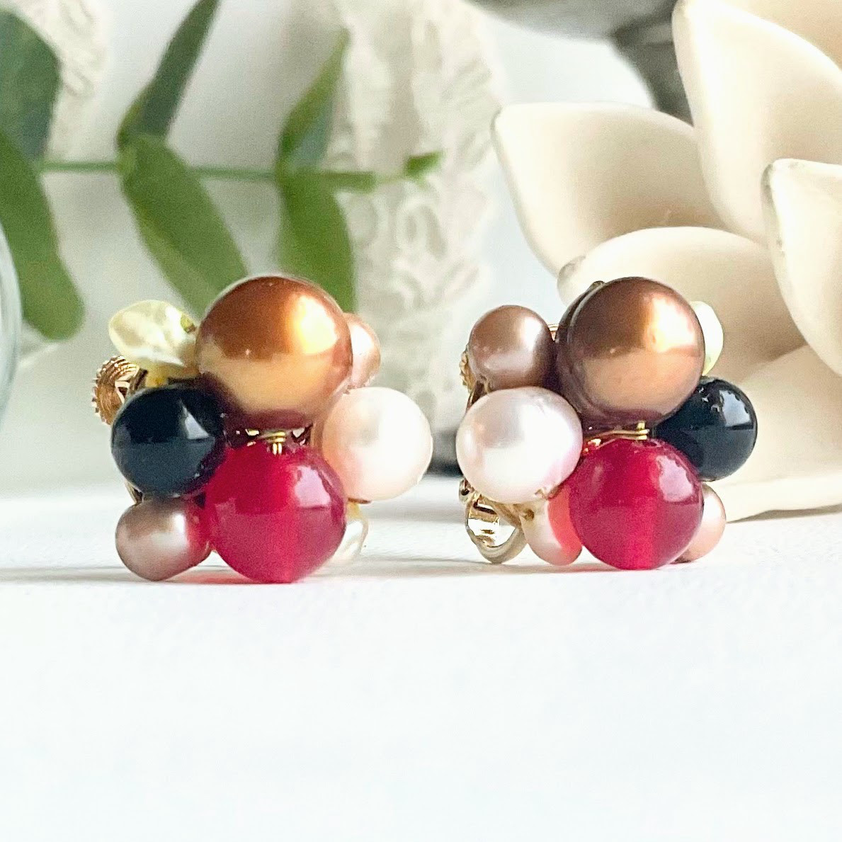 淡水真珠とレッドジェイドとオニキスのイヤリング