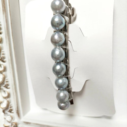 あこや本真珠（日本産）のナチュラルグレーカラー珠のバレッタ（日本製） 2枚目の画像