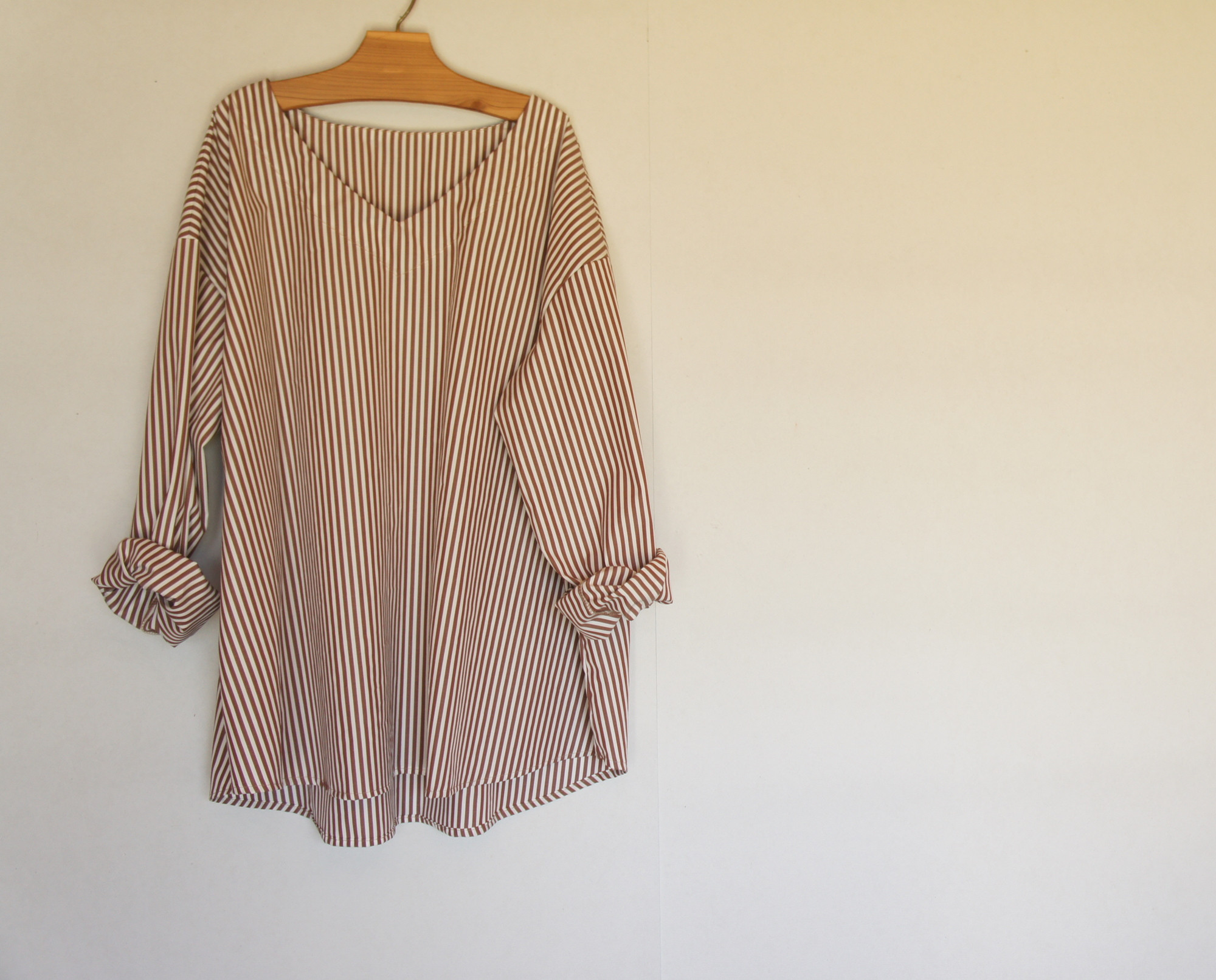 ブラウンストライプのVネックブラウス