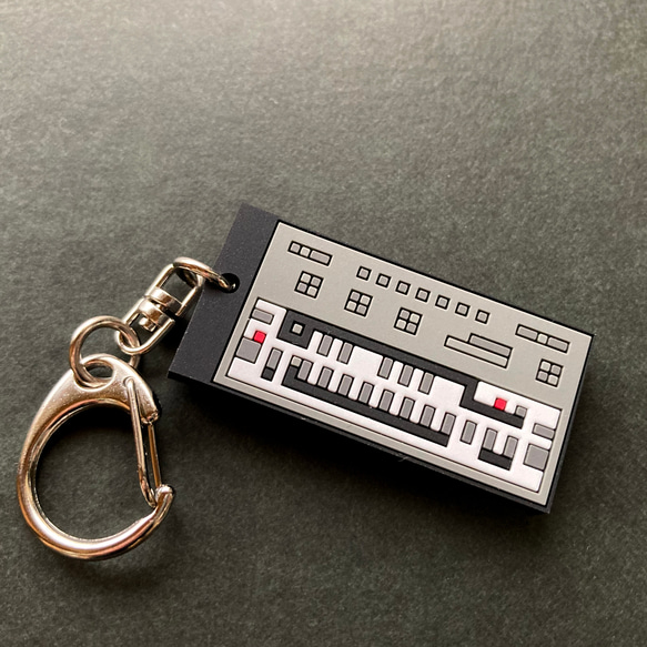 [Keychain] Bass synth rubber keychain / 03：Bass SYNTHESIZER 303 第3張的照片