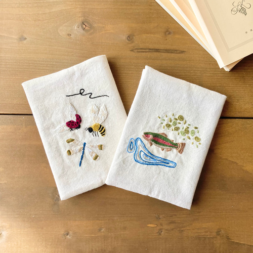 ニジマスと夏の沢】手刺繍ブックカバー〈文庫本サイズ・白×紺 ニジマスと夏の沢】手刺繍ブックカバー〈文庫本サイズ・白×紺