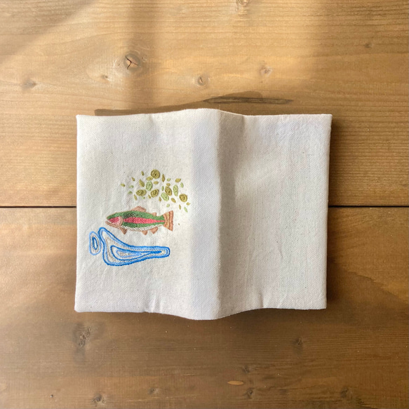 【ニジマスと夏の沢】手刺繍ブックカバー〈文庫本サイズ・白×紺〉 4枚目の画像