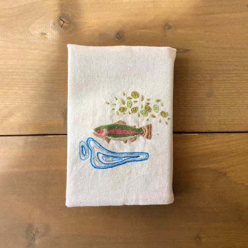 ニジマスと夏の沢】手刺繍ブックカバー〈文庫本サイズ・白×紺 ニジマスと夏の沢】手刺繍ブックカバー〈文庫本サイズ・白×紺