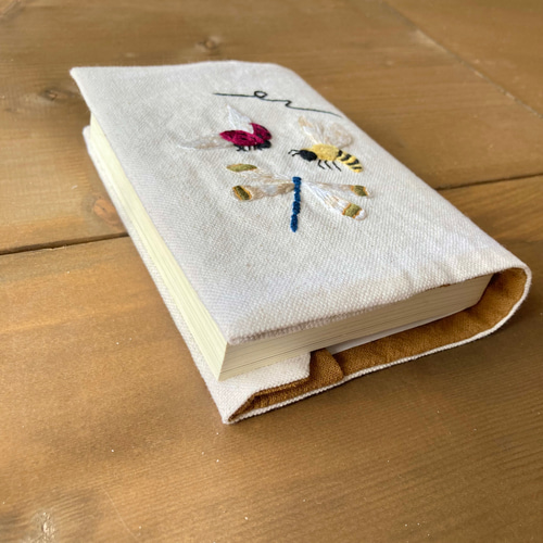 本の虫】手刺繍ブックカバー〈文庫本サイズ・白×黄〉 ブック