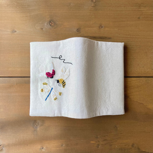 本の虫】手刺繍ブックカバー〈文庫本サイズ・白×黄〉 ブック