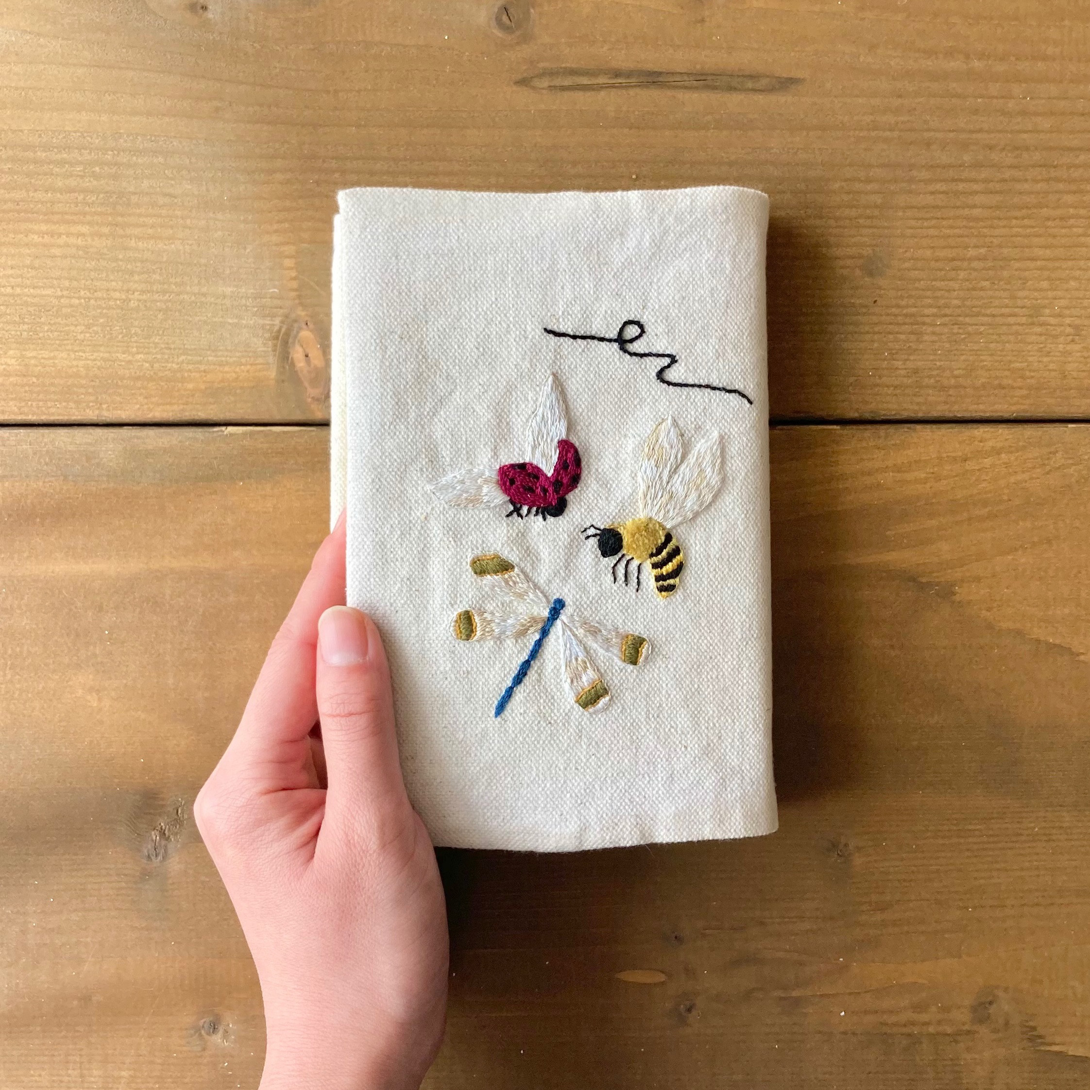 たろうちゃん様オーダー　ハンドメイド　ブックカバー　手刺繍　文庫本　ポケット