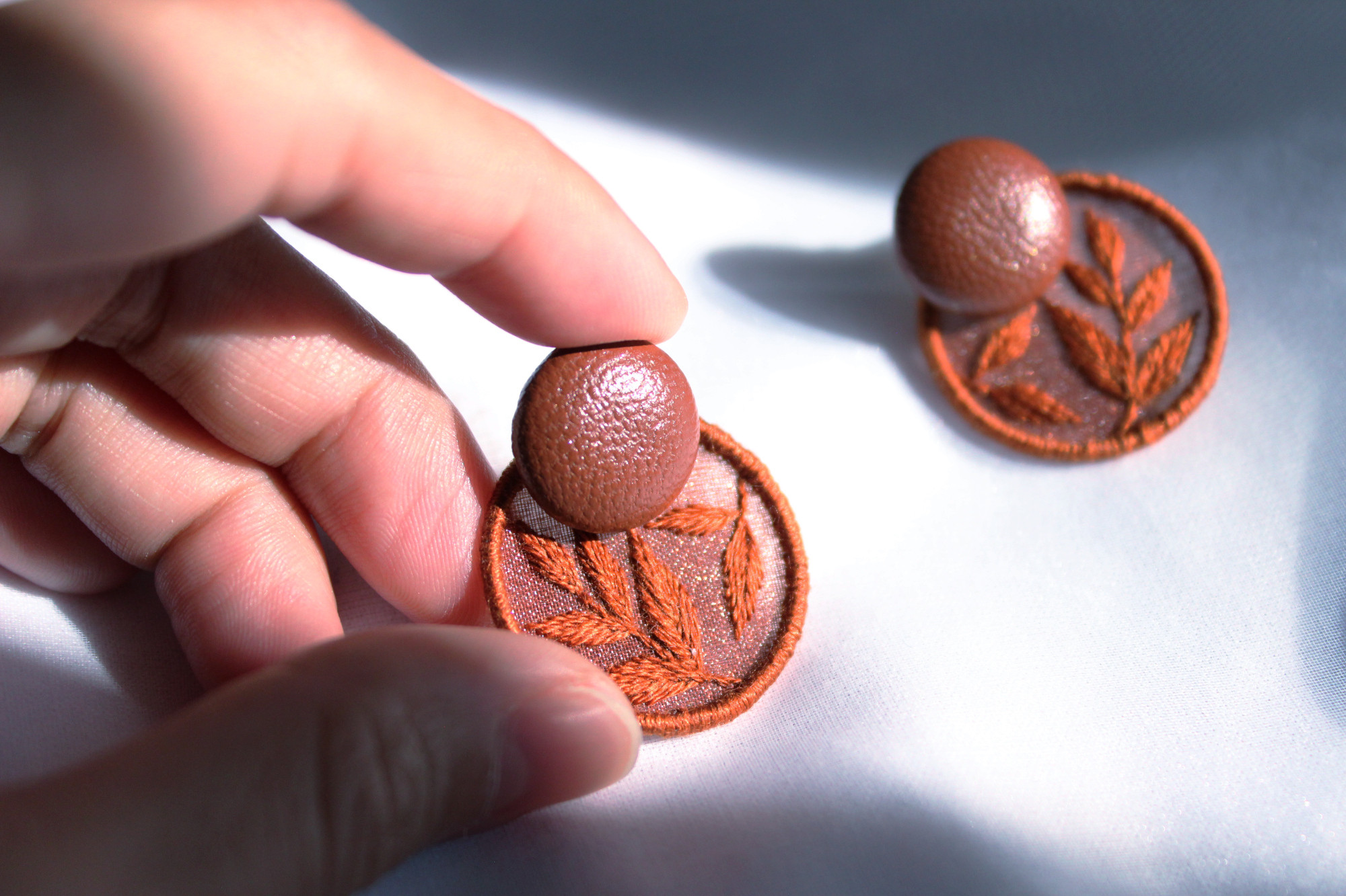 【金具ステンレス対応】ワントーンカラーリーフ刺繍ピアス・イヤリング　ブラウン