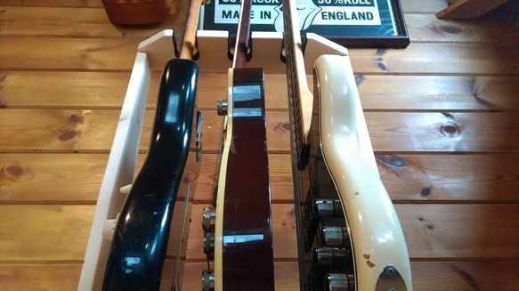 【杜の工房】木製ギタースタンド３本掛け　エレキ・ベース用　 組み立て済みですぐ使える！ ストラトキャスター、テレキャスタ 6枚目の画像