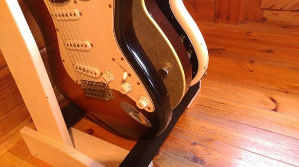 【杜の工房】木製ギタースタンド３本掛け　エレキ・ベース用　 組み立て済みですぐ使える！ ストラトキャスター、テレキャスタ 8枚目の画像