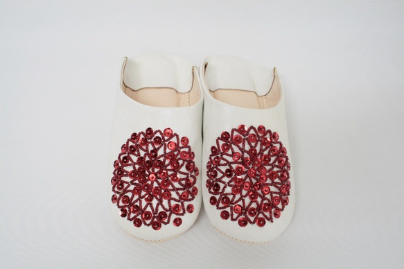 【値引済】￥6840→￥4536【ビーズ・バブーシュ】白＋赤／モロッコ　レディース　手作り　高品質革 2枚目の画像