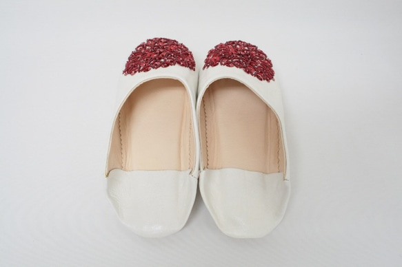 【値引済】￥6840→￥4536【ビーズ・バブーシュ】白＋赤／モロッコ　レディース　手作り　高品質革 3枚目の画像