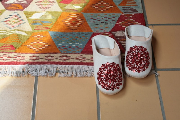 【値引済】￥6840→￥4536【ビーズ・バブーシュ】白＋赤／モロッコ　レディース　手作り　高品質革 1枚目の画像