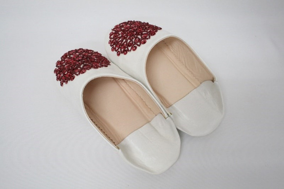 【値引済】￥6840→￥4536【ビーズ・バブーシュ】白＋赤／モロッコ　レディース　手作り　高品質革 4枚目の画像