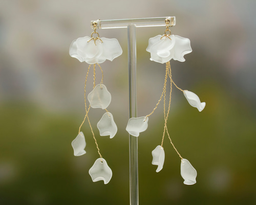 ひらひら花びら舞うピアス/イヤリング《ホワイト》 ピアス