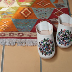 【値引済】￥6480→￥4536【ビーズ・バブーシュ】白＋サラダ／モロッコ　レディース　手作り　高品質革 1枚目の画像