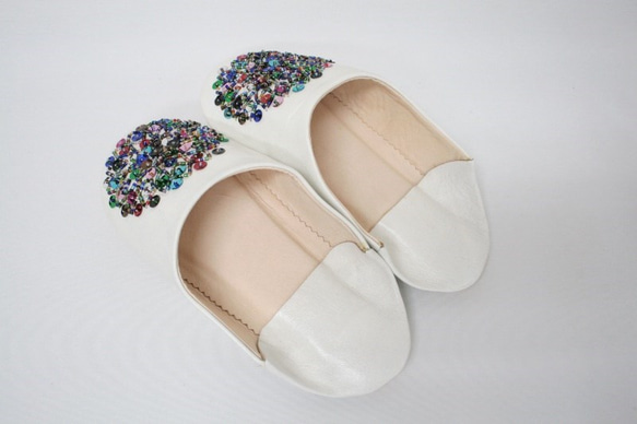 【値引済】￥6480→￥4536【ビーズ・バブーシュ】白＋サラダ／モロッコ　レディース　手作り　高品質革 4枚目の画像