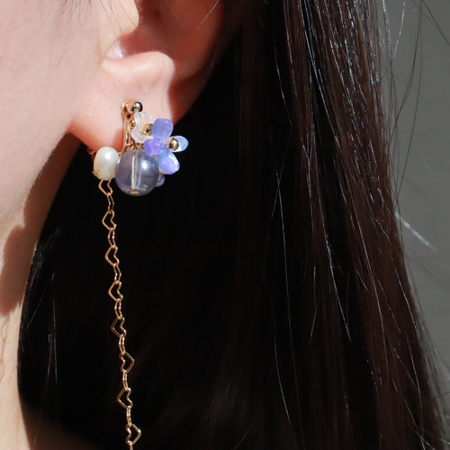 紫陽花と揺れるハートチェーンのイヤリング/ピアス イヤリング 