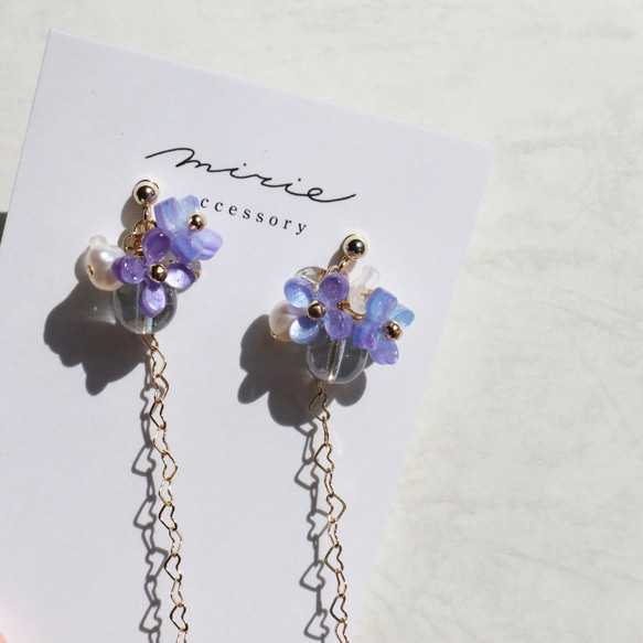 紫陽花と揺れるハートチェーンのイヤリング/ピアス イヤリング 