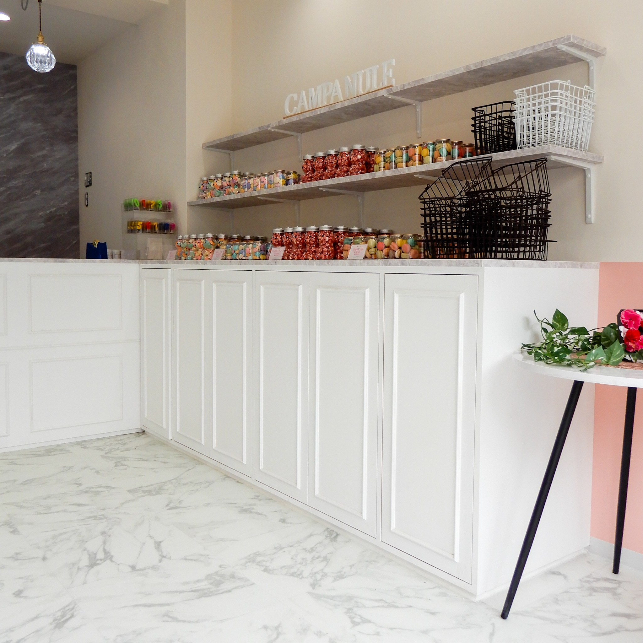 ケーキ屋さん 焼き菓子屋さん 収納キャビネットW2500ホワイト 大理石 高級感 かわいい オーダーメイド店舗什器