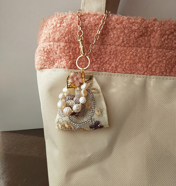 インド刺繍タッセルと淡水パールのバッグチャーム 2枚目の画像