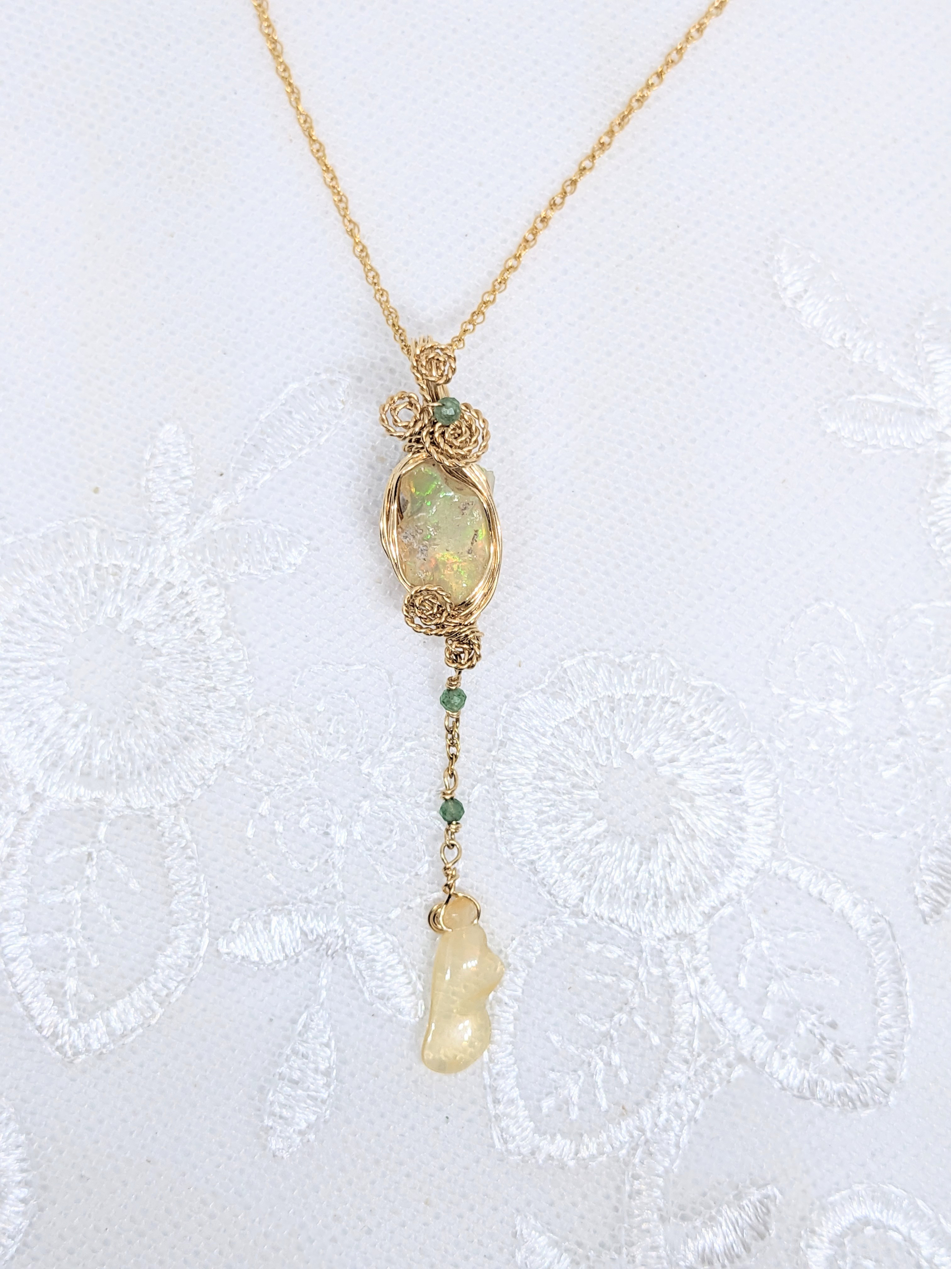 小さなオパールの原石のペンダントトップ