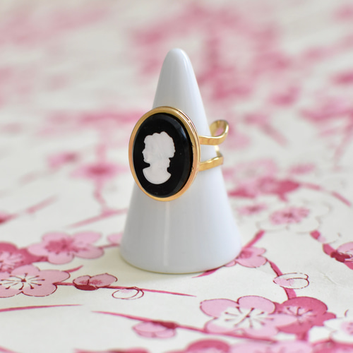 右向き）ヴィンテージチェコガラス フロスト（レディ）カメオのリング