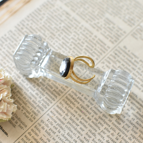 右向き）ヴィンテージチェコガラス フロスト（レディ）カメオのリング