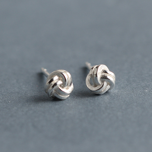 人気☆再…再販☆SILVER925☆結び目スタッドピアス 糸玉 ノット