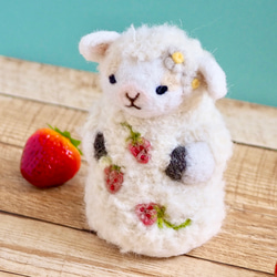 苺をまとったふわふわ羊の置物　　　　　　　　　　プレゼント　インテリア　ギフト　 3枚目の画像