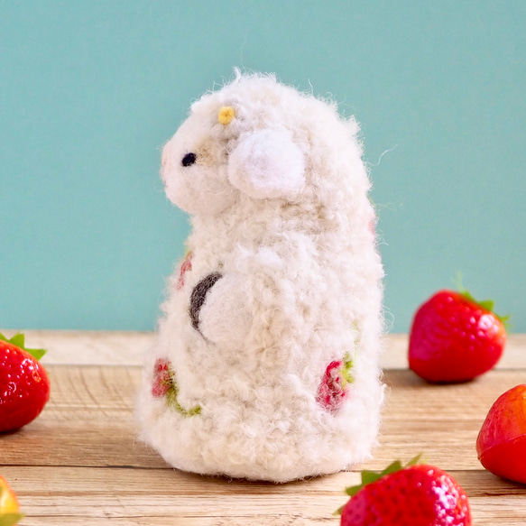 苺をまとったふわふわ羊の置物　　　　　　　　　　プレゼント　インテリア　ギフト　 4枚目の画像