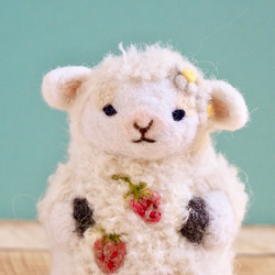 苺をまとったふわふわ羊の置物　　　　　　　　　　プレゼント　インテリア　ギフト　 2枚目の画像