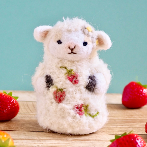 苺をまとったふわふわ羊の置物　　　　　　　　　　プレゼント　インテリア　ギフト　 1枚目の画像