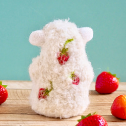 苺をまとったふわふわ羊の置物　　　　　　　　　　プレゼント　インテリア　ギフト　 5枚目の画像