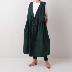 大島紬で襟元Ｖカット仕立てのジャンバースカートに