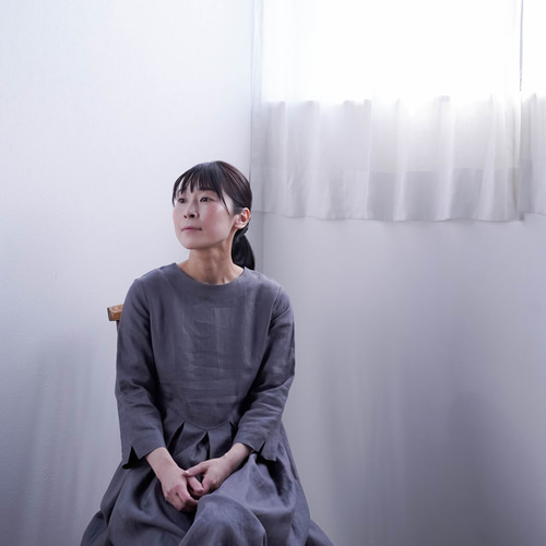 wafu】リネンワンピース 上半身貧相党 いさわサイズ 鍵盤タックドレス