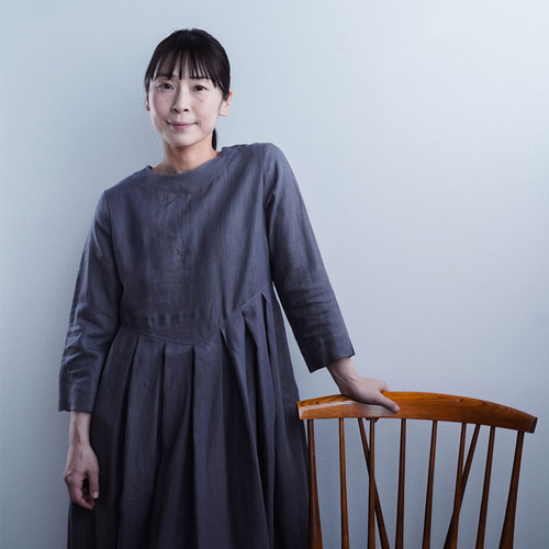 wafu】リネンワンピース 上半身貧相党 いさわサイズ 鍵盤タック