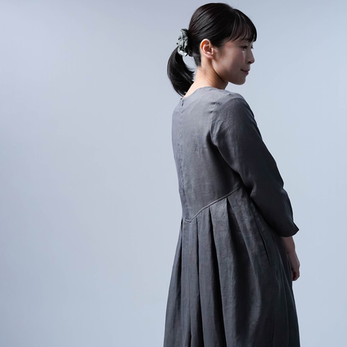 wafu】リネンワンピース 上半身貧相党 いさわサイズ 鍵盤タックドレス