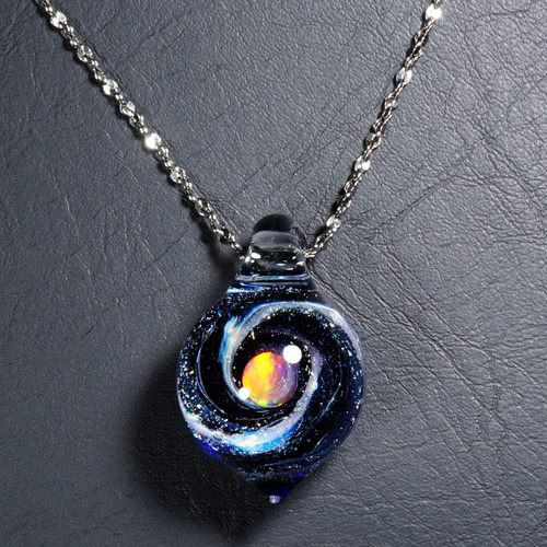 ガラスの小宇宙 レインボーオパール ペンダント Yasuda Glass