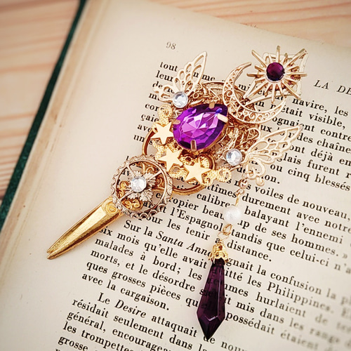ビジューとハサミの魔法石ブローチ パープル 上級魔法ハイウィザード