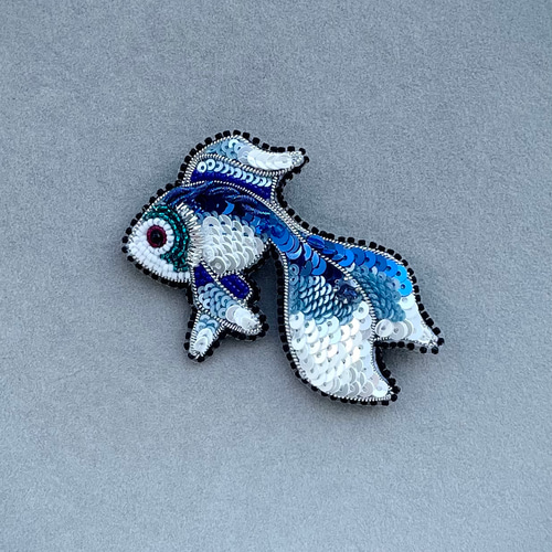 ビーズ刺繍ブローチ -金魚 (ブルー)-goldfish ブローチ Belva