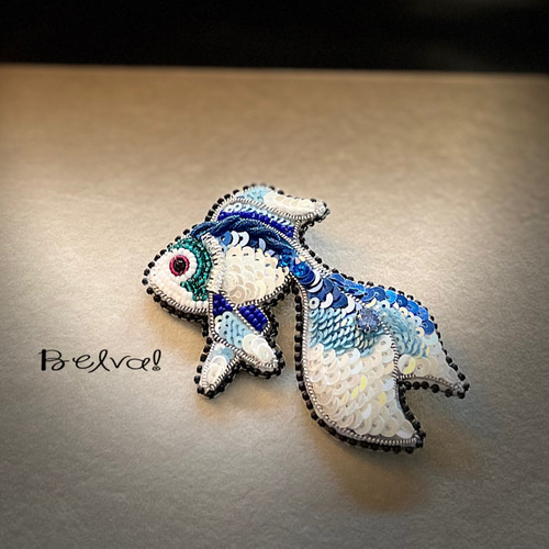 ビーズ刺繍ブローチ -金魚 (ブルー)-goldfish ブローチ Belva
