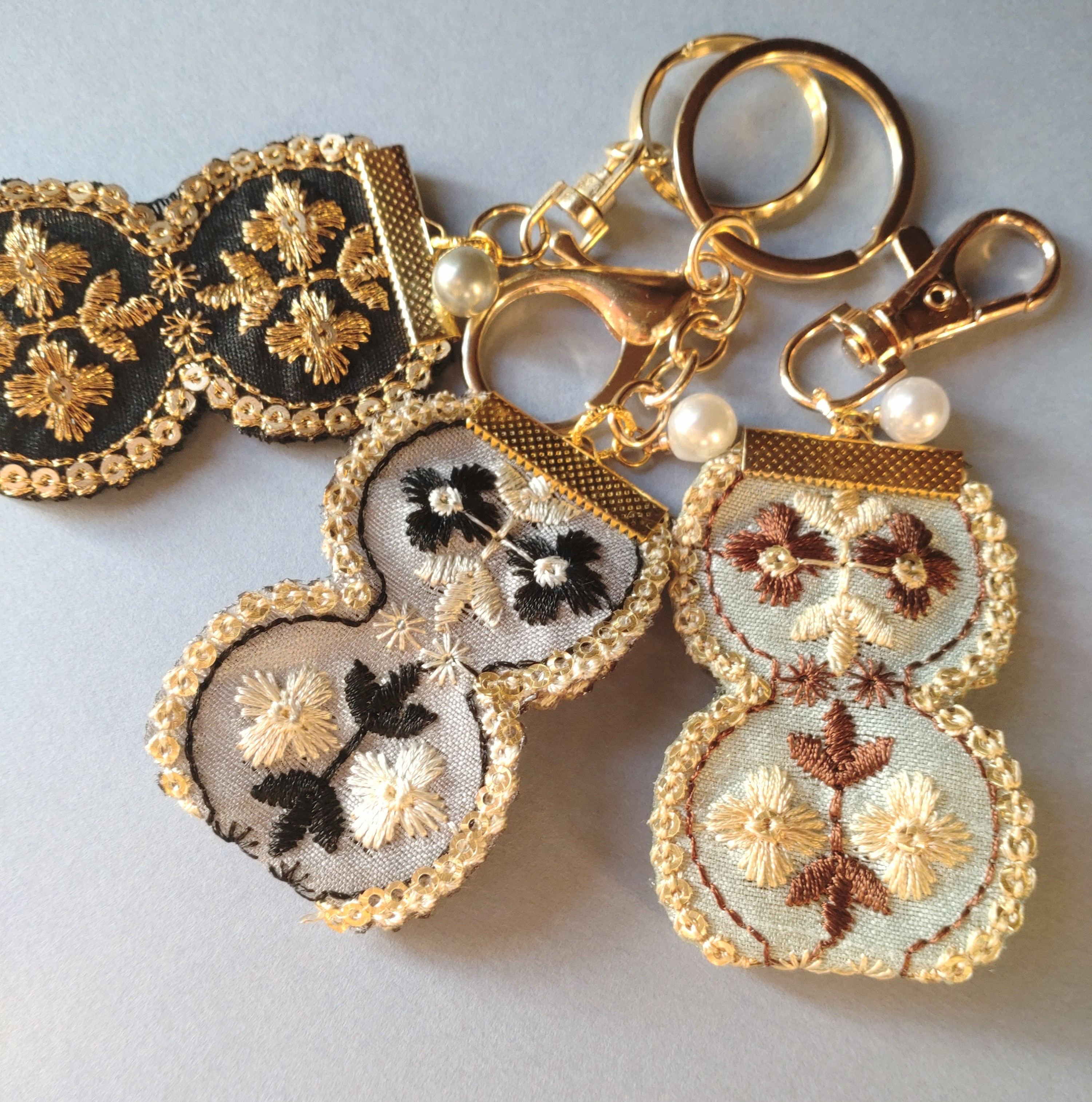 インド産ハンドメイドキーチャーム インド刺繍リボンのキーホルダー