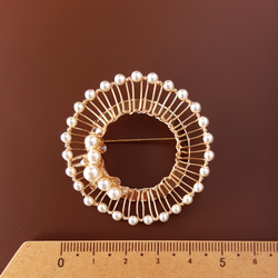 輪　クリスタルパールのワイヤーブローチ　 6枚目の画像