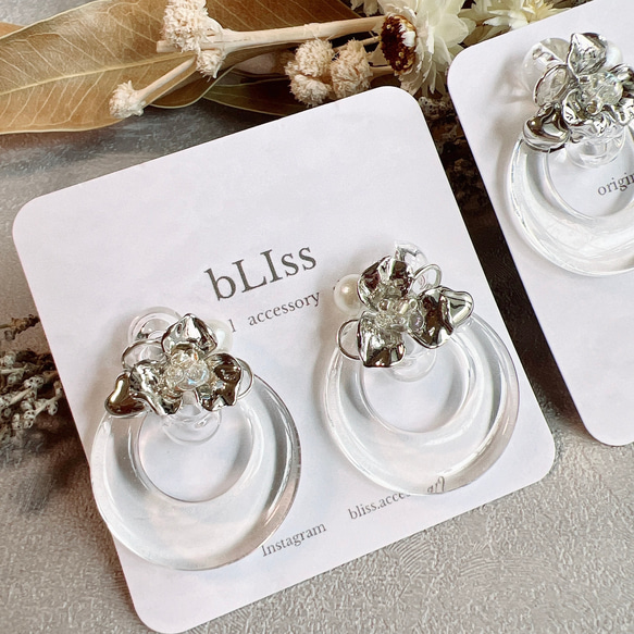 3月の新作❁⃘シルバーアクセサリー ピアス イヤリング 花びら 花 透明  