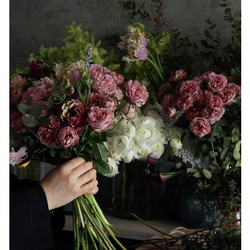 【母の日　生花ギフト　赤ピンク系　アレンジメントL】東京でしか入手困難なお花や珍しいお花などを使用 6枚目の画像